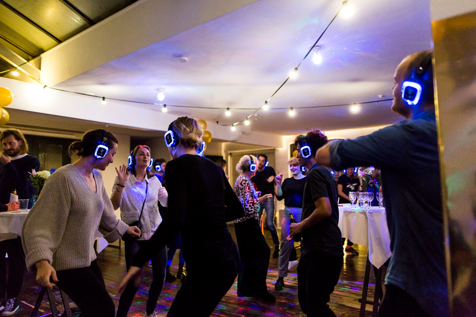 Mensen dansen met silent disco koptelefoon op