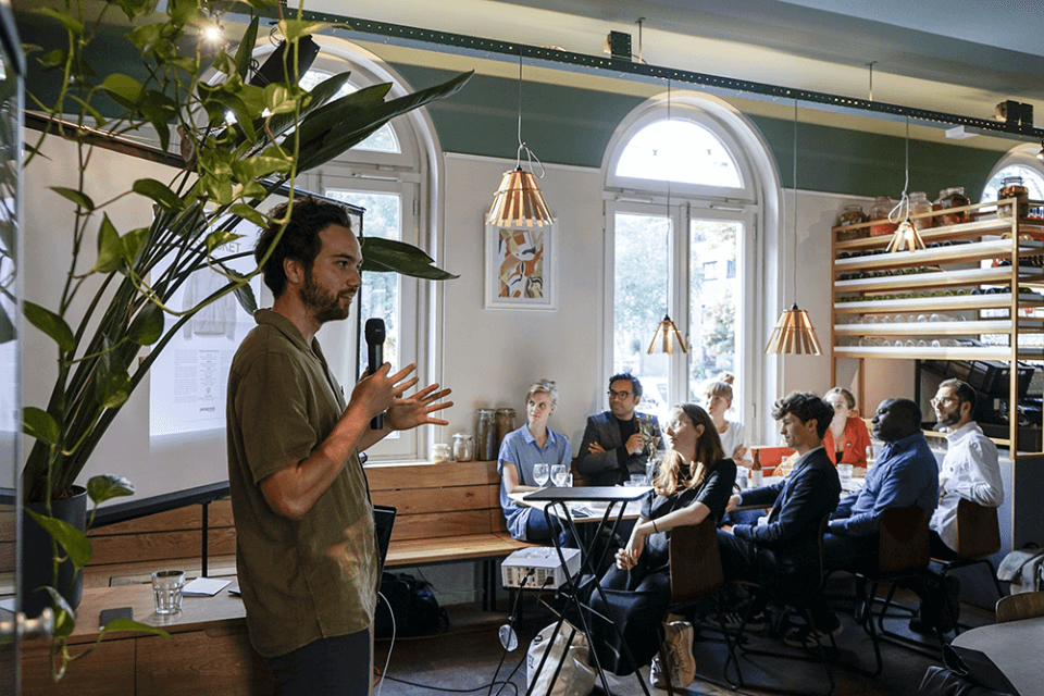 Co-Founder Nick Topp praat tijdens een Verschilmakersdiner