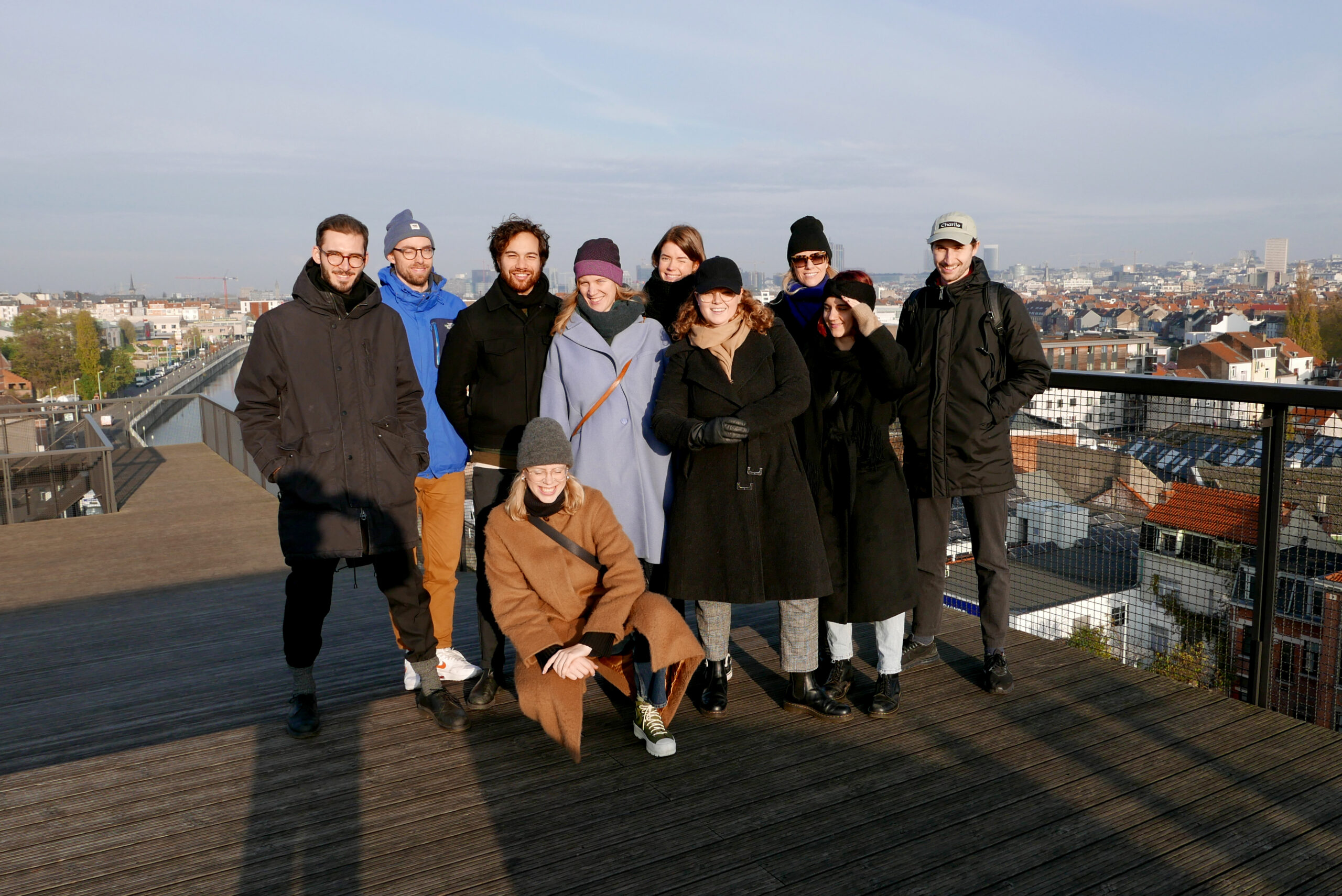 Collega's Multitude staan samen op een dak