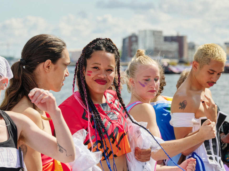 Foto van jonge mensen tijdens pride op een boot.