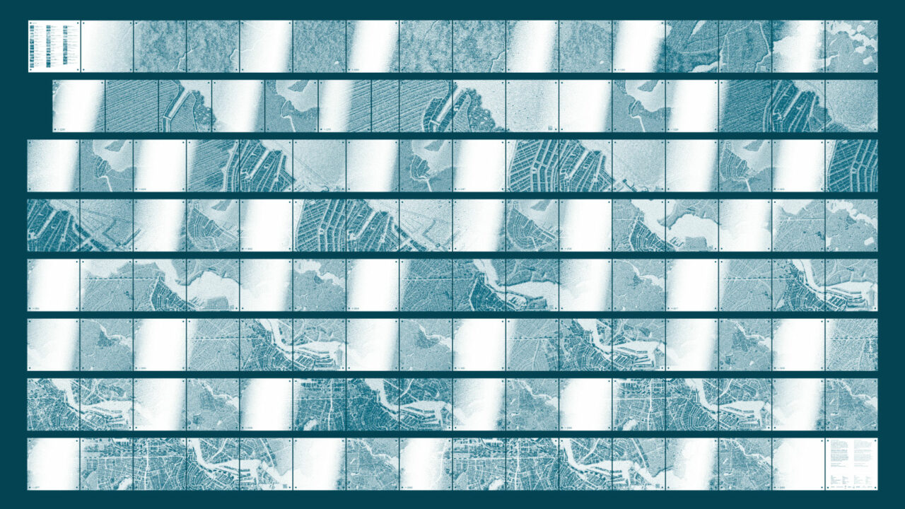 Beeld van de gehele rij panelen in de Amsterdamse fietsenstalling.