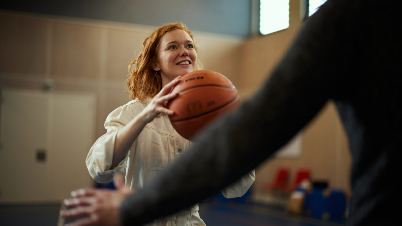 Foto van ggz medewerker die aan het basketballen is